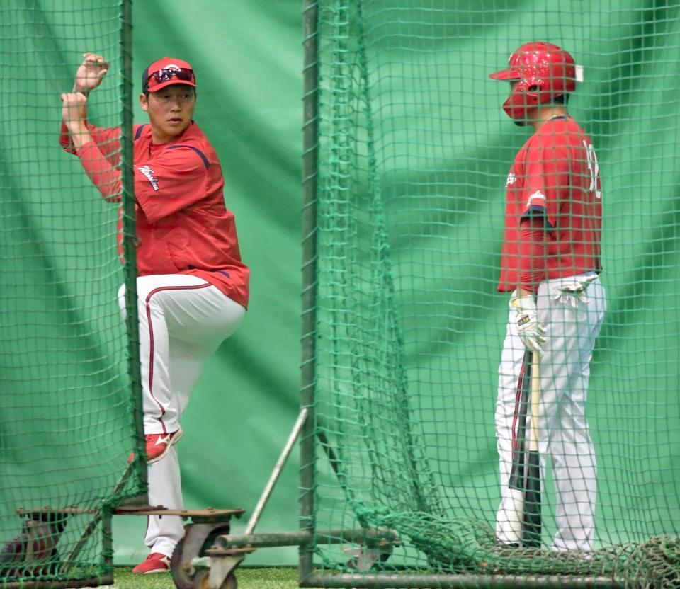 　末包に打撃指導をする新井監督（撮影・田中太一）