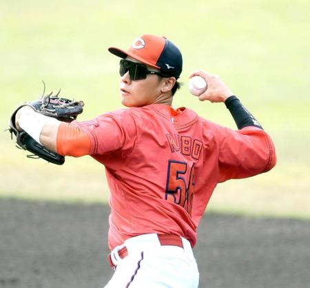 　紅白戦で二塁に入る久保