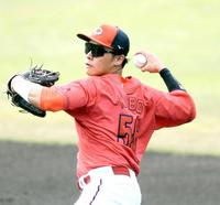 　紅白戦で二塁に入る久保