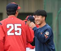 　新井監督（左）にあいさつをする小園（撮影・中田匡峻）