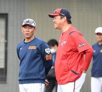 　井端監督（左）と話す新井監督（撮影・中田匡峻）