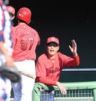 　５回、ソロを放った中村貴（９７）を迎える新井監督（撮影・中田匡峻）