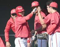 　５回、ソロを放った中村貴はナインとタッチを交わす（撮影・田中太一）