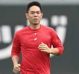 カープ秋山　退院翌日リハビリ順調「痛みもない」　１０月末に右膝手術、松葉づえ姿も表情晴れやか