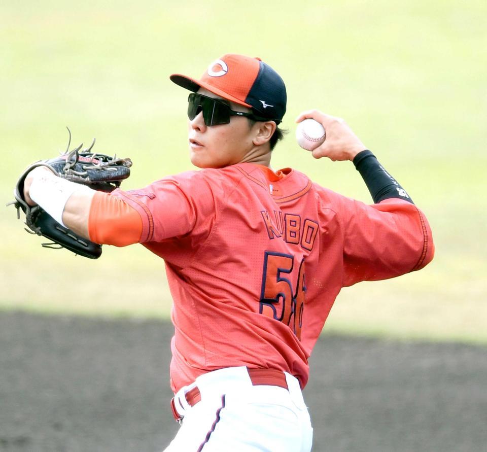 　紅白戦で二塁に入る久保