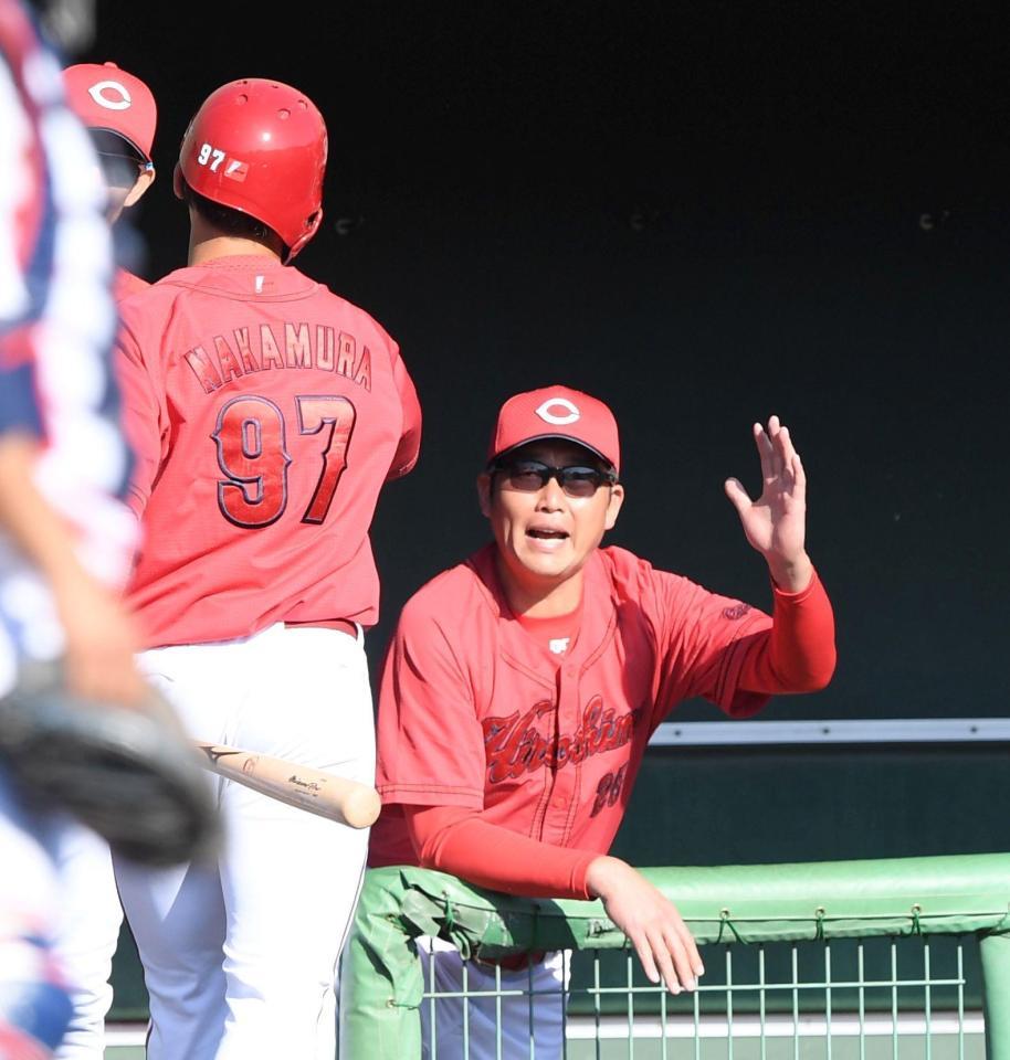 　５回、ソロを放った中村貴（９７）を迎える新井監督（撮影・中田匡峻）