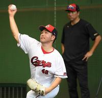 　黒田博樹球団アドバイザーが見る中、投げ込む河野＝日南（撮影・田中太一）