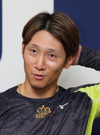 　ＦＡの申請を終え、記者の質問に答える西川（撮影・坂部計介）