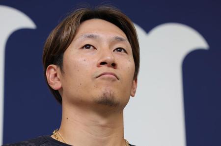 　ＦＡの申請を終え、記者の質問に答える西川＝１１月１４日