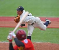 　６回、３番手で登板し１球で右邪飛に抑える大商大・高太一（撮影・三好信也）