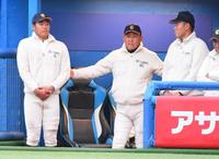 　富山陽一監督（中）とベンチで話す大商大・高太一（左）と上田大河（撮影・三好信也）