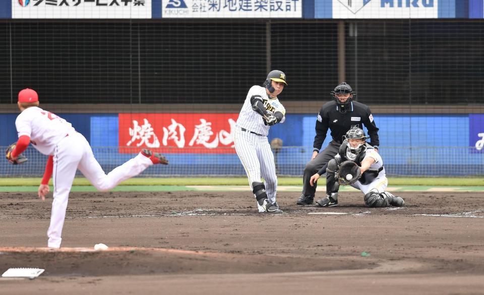 　三振に倒れた高山（後方）。投手・薮田（撮影・開出牧）