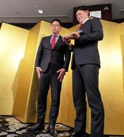 　１９５センチの長身が目立つ赤塚（右）と松本スカウト