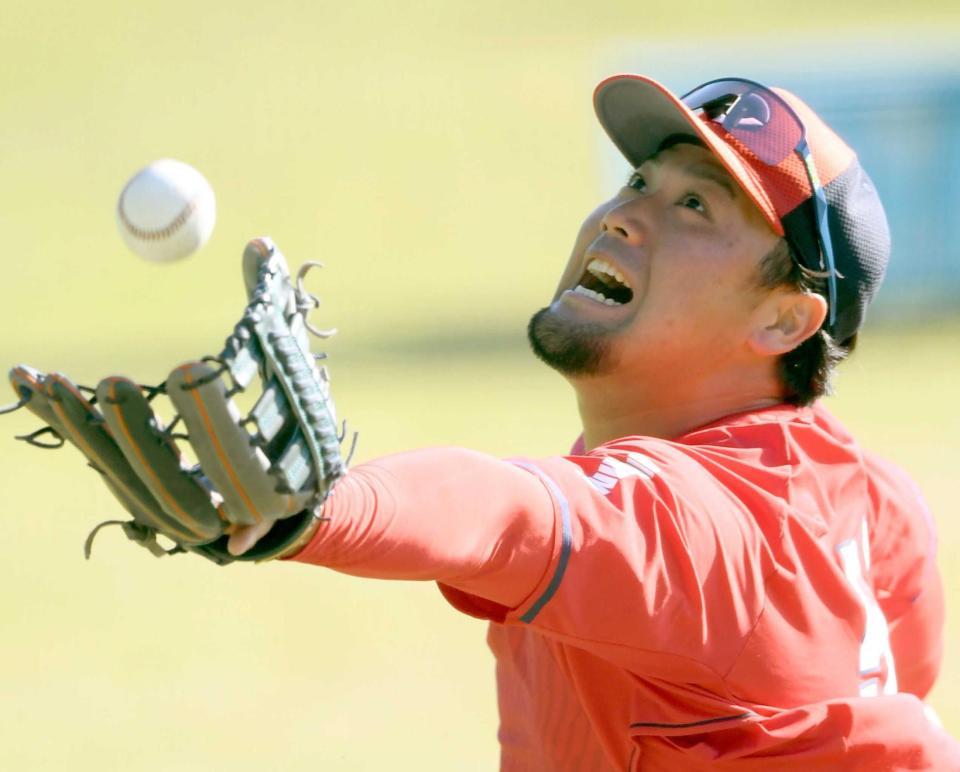 　早出特守でボールを追う末包（撮影・田中太一）