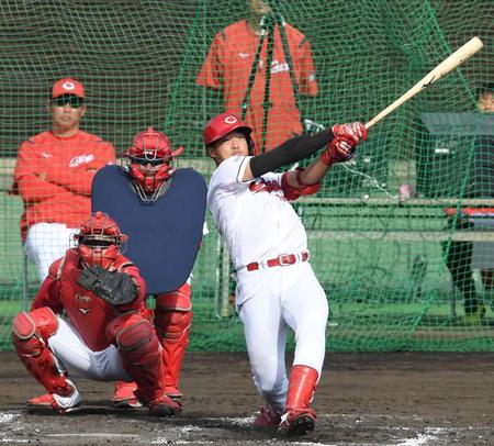 　１回、新井監督（後方）の前で先制満塁弾を放つ内田（撮影・田中太一）