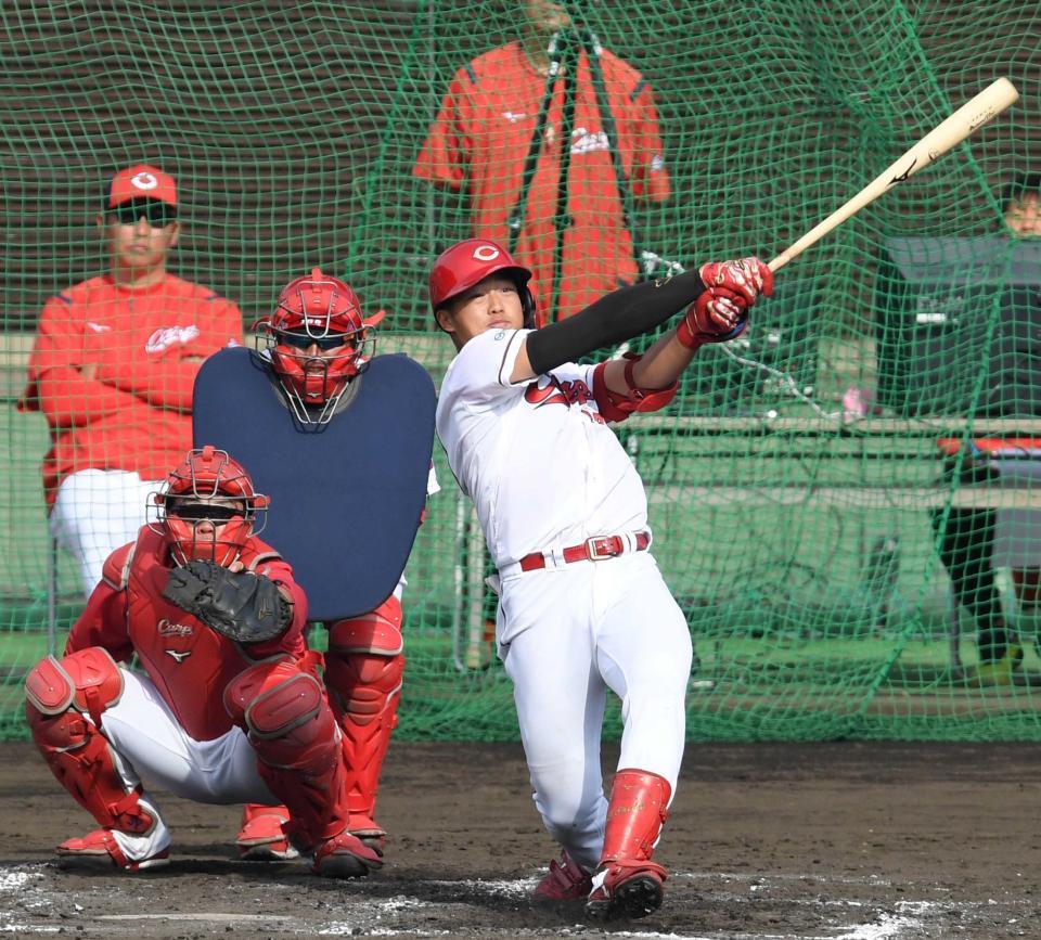 　１回、新井監督（後方）の前で先制満塁弾を放つ内田（撮影・田中太一）