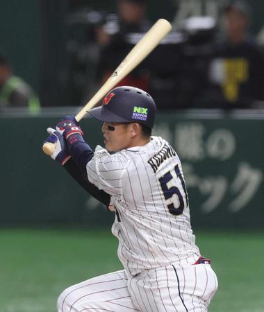 　３回、右前打を放つ小園（撮影・山口登）