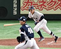 　５回、小園が中前打を放つ（撮影・堀内翔）