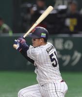 　３回、右前打を放つ小園（撮影・山口登）