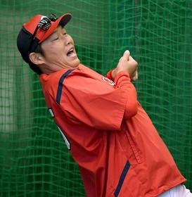 広島　新井監督がブルペンで超絶モノマネ！？「うちのアーロン・ジャッジ」のスイング？森＆黒原の投球に「楽しみ」