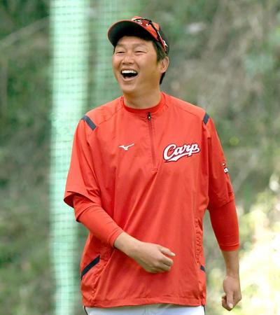 　心配するノッカーの菊地原コーチに笑顔を見せる。ジョークでした！（撮影・田中太一）