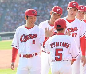 オリックス移籍の西川龍馬が広島ファンに挨拶「やじってもらっても構いません」拍手わき起こる　新井監督が「まず私の前に」と紹介