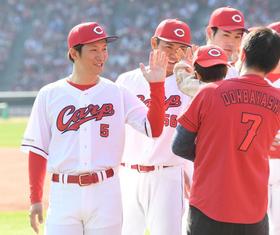 迷う西川龍馬に「胸を張って出なさい」広島・鈴木本部長の言葉でファン感出席　鯉党が盛大拍手で送り出す