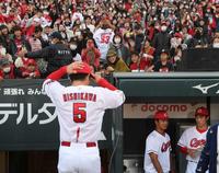 　ファンに惜しまれながら球場を後にする西川（撮影・田中太一）