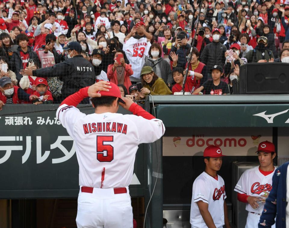 　ファンに惜しまれながら球場を後にする西川（撮影・田中太一）