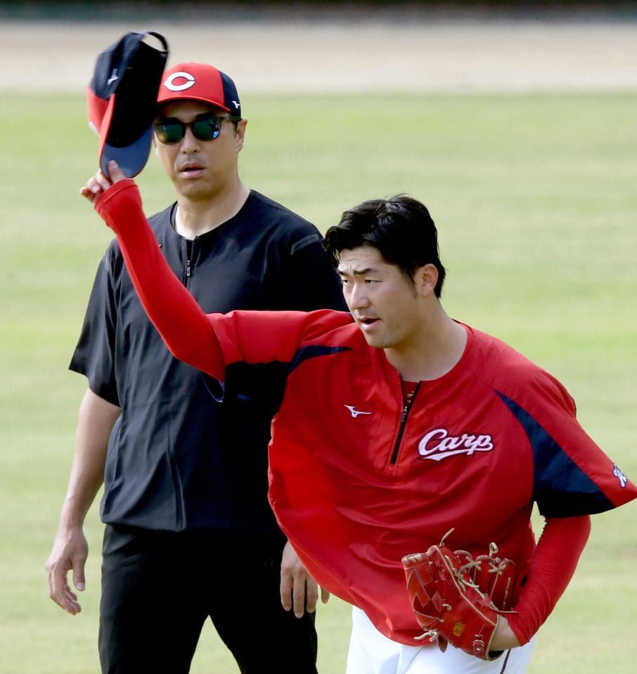 　黒田球団アドバイザー（後方）の指導を生かし支配下復帰を期す岡田