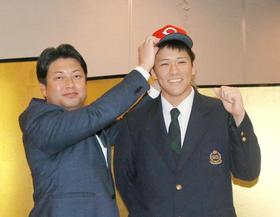 広島ドラ４仲田　将来は「４番」奪う　チャンス大好物「プレッシャー好き」契約金３５００万円で仮契約