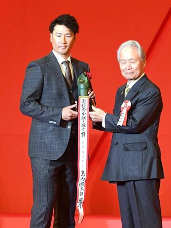 　最優秀中継ぎ投手賞を受賞した島内（撮影・三好信也）