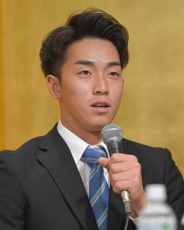 　仮契約を終え、心境を語る青学大・常広羽也斗＝１１月２４日