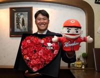 　仮契約を終え、ポーズを決める高太一（撮影・山口登）