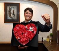 　仮契約を終え、ポーズを決める高太一（撮影・山口登）