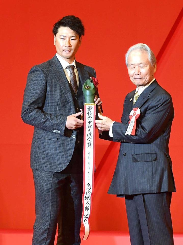 　最優秀中継ぎ投手賞を受賞した島内（撮影・三好信也）