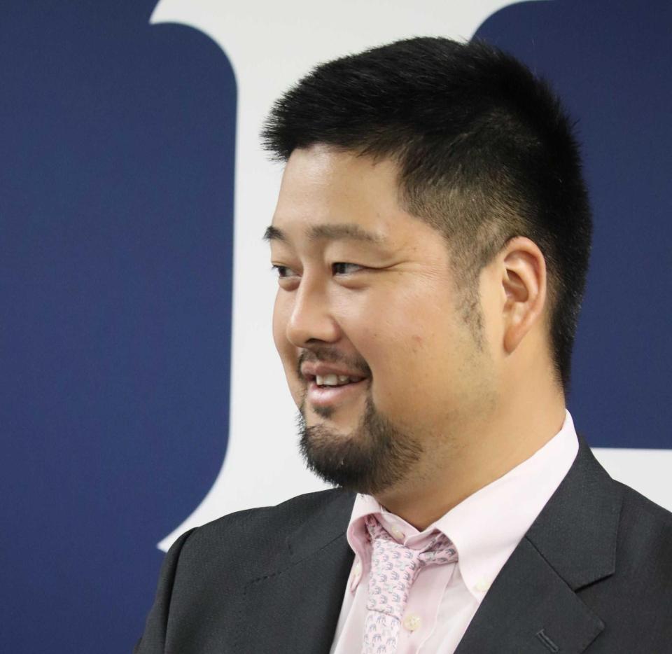 　契約更改を終え、取材に応じる中崎