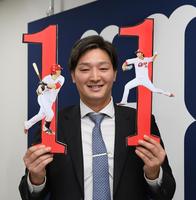 　契約更改を終え、笑顔を見せる床田（撮影・田中太一）