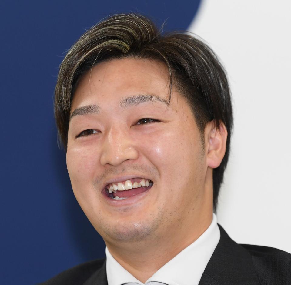 　会見で笑顔を見せる床田（撮影・田中太一）