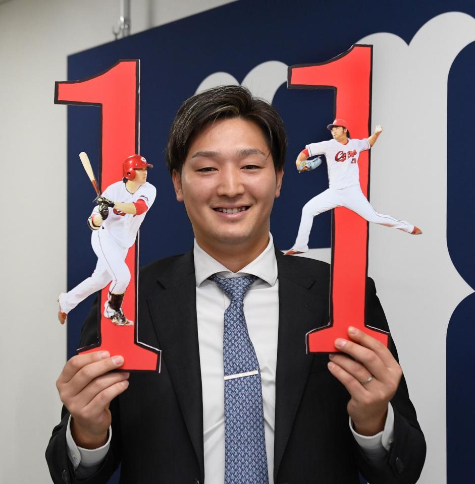 　契約更改を終え、笑顔を見せる床田（撮影・田中太一）