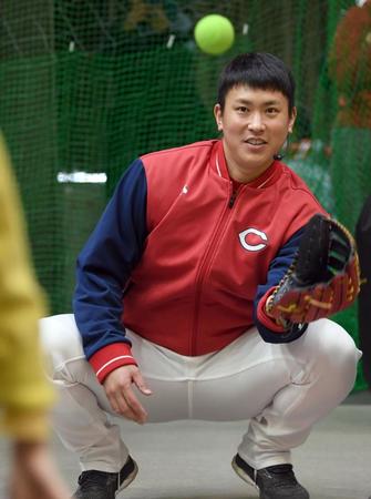 　子どもたちとキャッチボールをして遊ぶ堂林（撮影・田中太一）