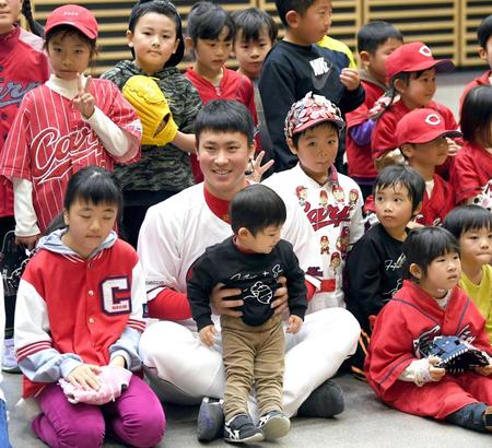 　イベント後、子供らと記念写真を撮る堂林（撮影・田中太一）