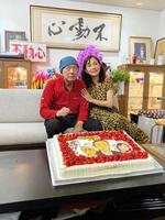 　退院後、６３歳の誕生日を祝う北別府さんと広美夫人。自宅には座右の銘である「不動心」の額も（家族提供）