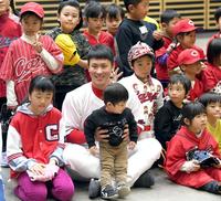 　イベント後、子供らと記念写真を撮る堂林（撮影・田中太一）