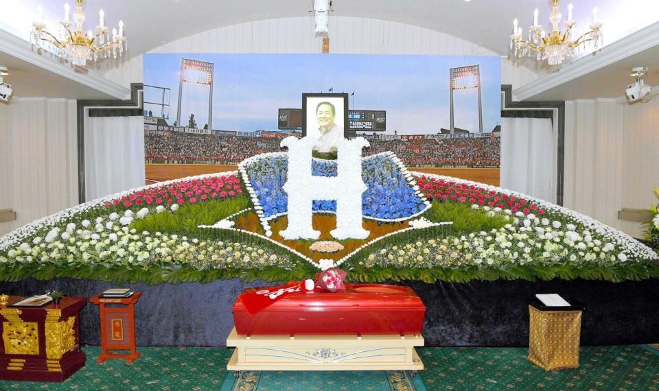 　カープ一色の故・北別府学さんの祭壇＝広島市中区・サンセルモ玉泉院　中央会館、２０２３年６月１９日
