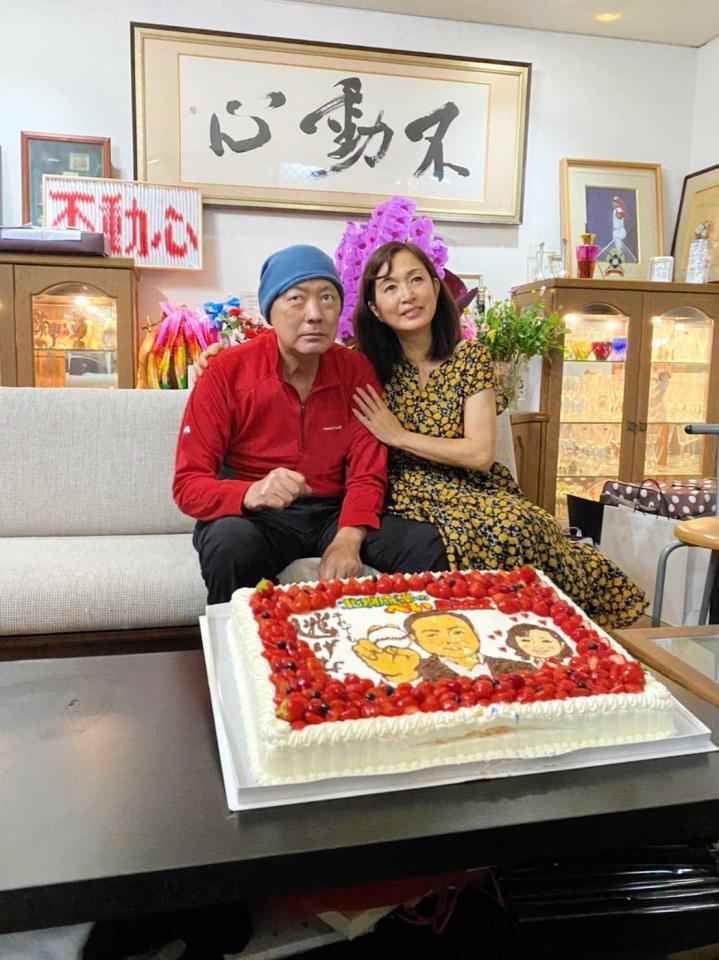 　退院後、６３歳の誕生日を祝う北別府さんと広美夫人。自宅には座右の銘である「不動心」の額も（家族提供）