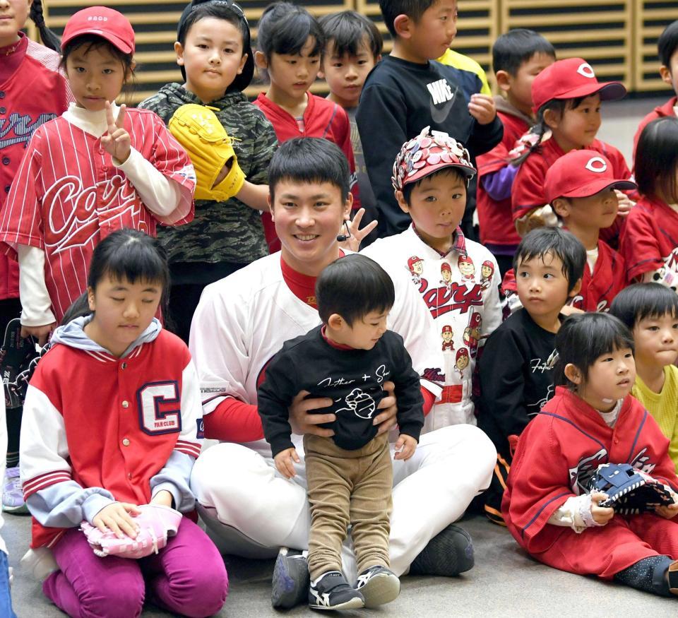 　イベント後、子供らと記念写真を撮る堂林（撮影・田中太一）