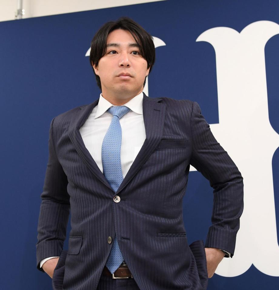 　契約更改を終え、囲み取材に応じる野村（撮影・田中太一）