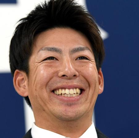 　会見で満面の笑みを浮かべる野間（撮影・田中太一）