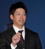 　ハンコを持ちながら契約更改へ臨む野間（撮影・田中太一）